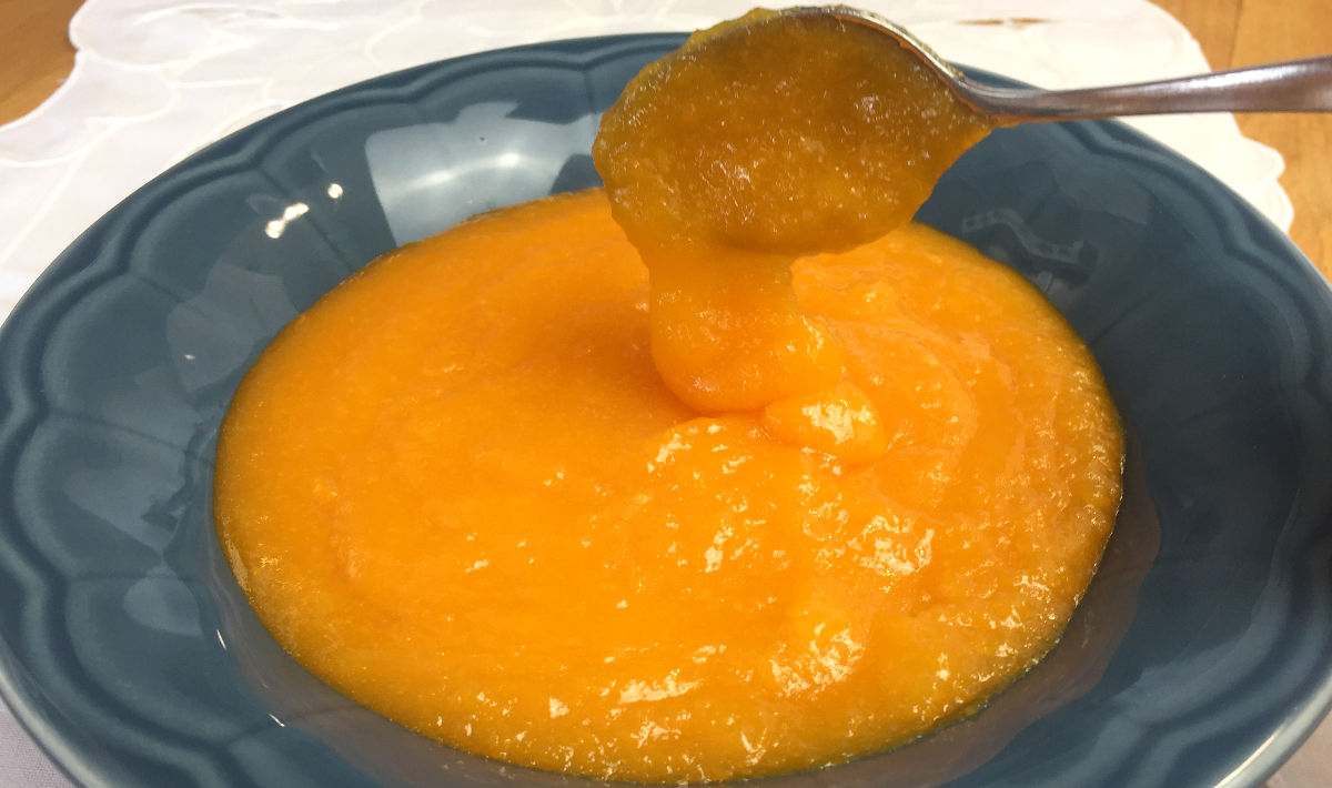 Doce de ovos tradicional e delicioso servido em prato azul com textura cremosa