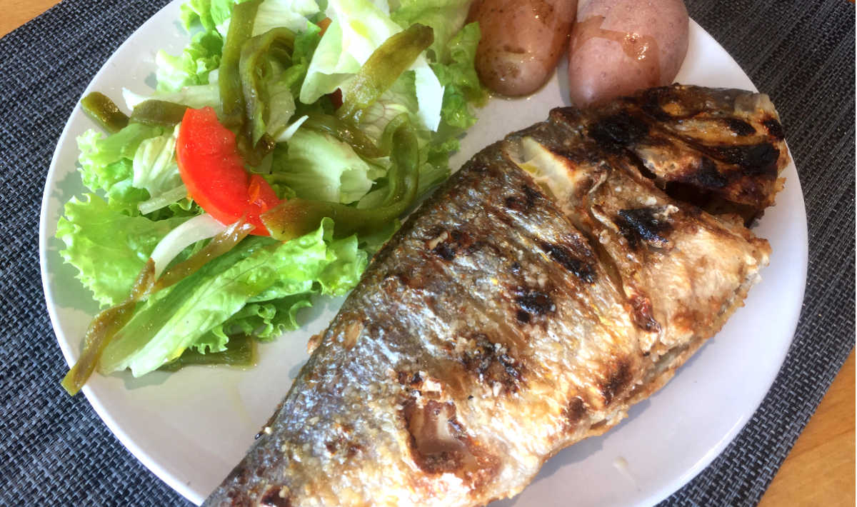 Dourada grelhada com batata e salada fresca