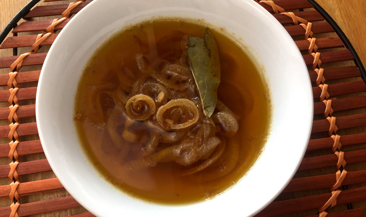 Molho de escabeche rápido servido numa taça