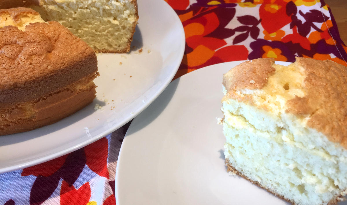 Pão de Ló Fácil em prato branco com fatia cortada ao lado
