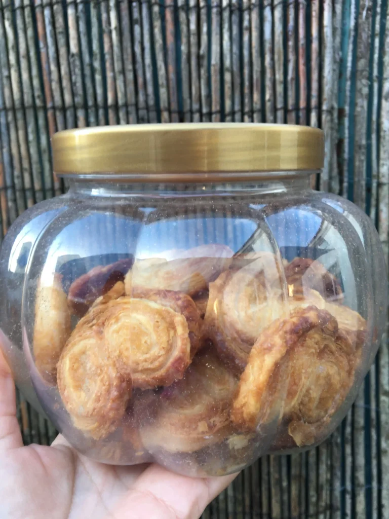 Palmieres caseiros numa caixa de plástico transparente